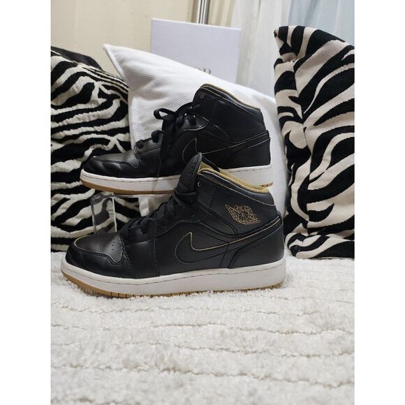 Jordan 1 Mid Black Metallic Gold 5.5Y - Picture 1 of 7